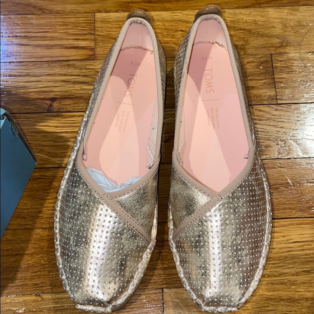 New: Toms slip ons